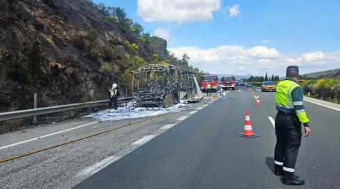 Incendio Estado en el que quedó el autobús incendiado en la AP-15