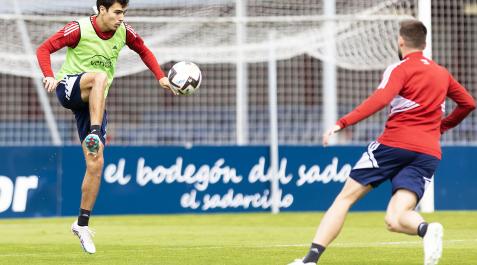 Manu Sánchez controla el balón ante la presión de Moncayola durante el entrenamiento de este sábado
