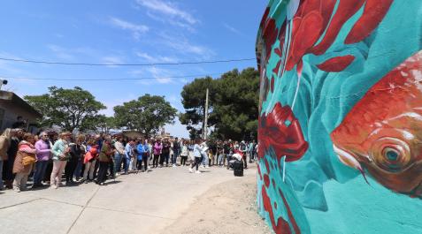 ARTA Asistentes a las visitas guiadas a las obras de la tercera edición del festival contemplan uno de los murales.