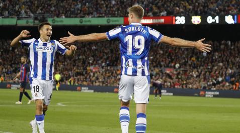 Sorloth celebra el segundo gol de la Real Sociedad en el Camp Nou, este sábado Barcelona - Real Sociedad