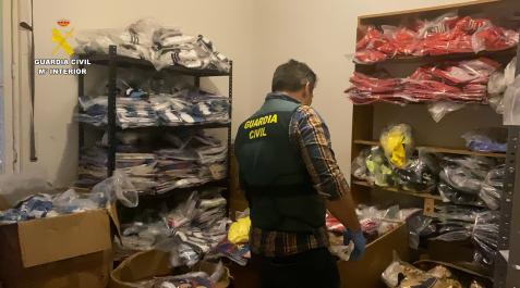 falsificación ropa Los detenidos falsificaban prendas y accesorios