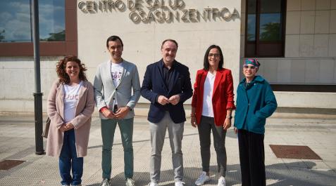 Javier Esparza y otros candidatos al Parlamento de Navarra, delante del centro de salud de Buztintxuri Javier Esparza y otros candidatos al Parlamento de Navarra, delante del centro de salud de Buztintxuri