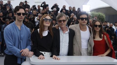 Presentación en Cannes de 'May December' Cory Michael Smith, Julianne Moore, Todd Haynes, Charles Melton y Natalie Portman, en Cannes