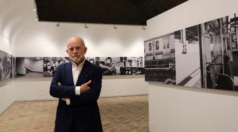 Miguel Leache en la exposición, diseñada con un friso y un panel central que transportas a una estación de metro Miguel Leache en la exposición, diseñada con un friso y un panel central que transportas a una estación de metro