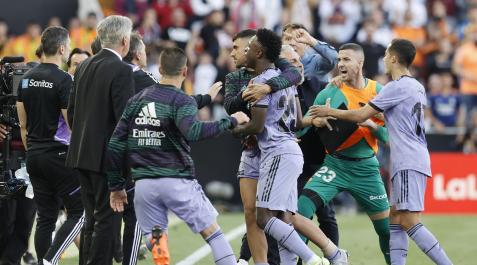 El banquillo del Valencia recrimina a Vinícius sus gestos a la grada cuando se retira del campo tras ser expulsado Valencia - Real Madrid