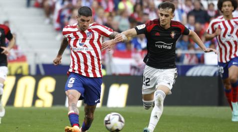 Rodrigo de Paul y Aimar Oroz en el partido Atlético-Osasuna Atlético - Osasuna