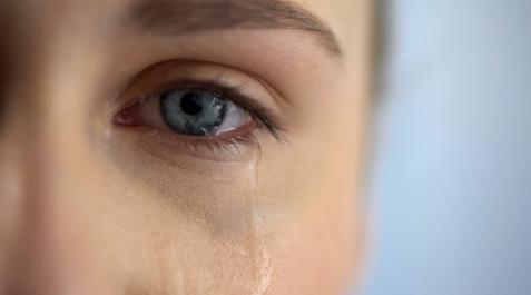 LLORAR La liberación de lágrimas emocionales implica la interacción de mecanismos cognitivos, psicobiológicos y socioculturales