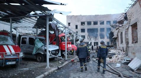 Dnipro-ucrania-ataque-ruso Personal de rescate camina junto a los vehículos destruidos en un complejo de un depósito de bomberos del Servicio Estatal de Emergencia gravemente dañado por un ataque con misiles rusos, en Dnipro