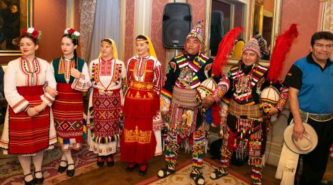 Representantes de las asociaciones culturales de países de Latinoamérica y Europa de Pamplona que asistieron a la recepción en el Ayuntamiento vestidos con los trajes típicos de sus regiones de origen