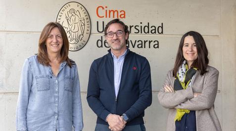 Ainhoa-Urbiola-Carlos-Ortiz-de-Solorzano-y-Cristina-Ederra-Cima-Universidad-de-Navarra Ainhoa Urbiola, Carlos Ortiz de Solórzano y Cristina Ezquerra, del Programa de Ingeniería Biomédica del Cima Universidad de Navarra