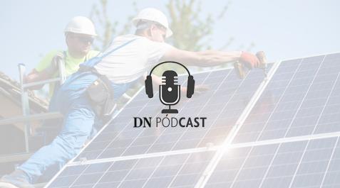 Dos técnicos instalan paneles solares en el tejado de una vivienda