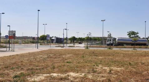 La zona de la AR-2, tras el campo de hierba artificial, se señalizará para aparcar camiones La zona de la AR-2, tras el campo de hierba artificial, se señalizará para aparcar camiones