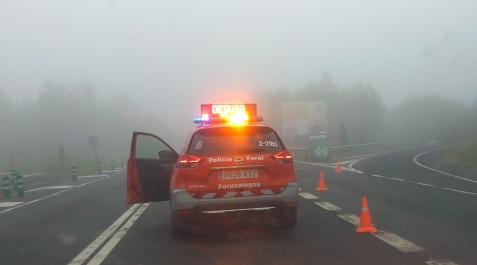 policia foral Una patrulla de la Policía Foral, desviando el tráfico