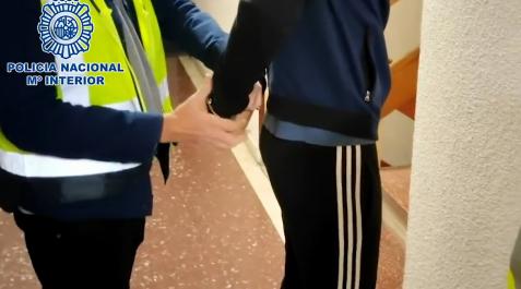 detenciones Policía La Policía Nacional ha detenido a cuatro personas por colgar un muñeco con la camiseta de Vinicius en un puente de Madrid