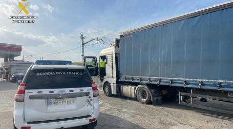 Camionero alcohol y drogas Una patrulla de la Guardia Civil, junto al camión de conductor interceptado por conducir ebrio y drogado en Agoncillo