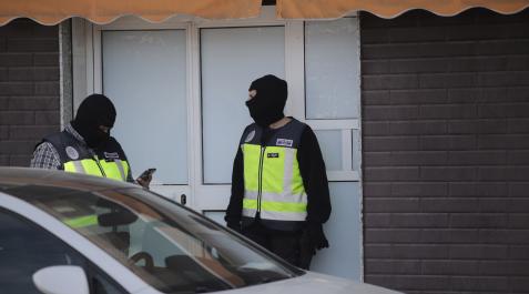 policía nacional Dos agentes de la Policía Nacional, en la operación que se lleva a cabo en Melilla por el supuesto fraude electoral de votos por correo