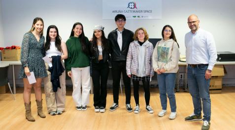 IRUNARRIVIAL Los ganadores del Iruñarrivial junto a Fernando Aranguren, concejal especial de Juventud del Ayuntamiento de Pamplona