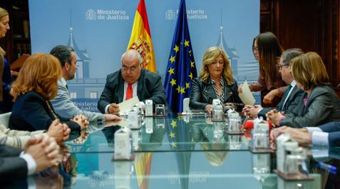acuerdo jueces y fiscales El secretario de Estado de Justicia, Tontxu Rodríguez, y la secretaria de Estado de Función Pública, Lidia Sánchez firman con jueces y fiscales el acuerdo que incluye un aumento salarial de unos 450 euros brutos al mes