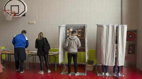 Electores de diferentes edades eligen su voto durante las últimas elecciones forales Electores de diferentes edades eligen su voto durante las últimas elecciones forales