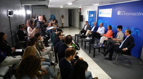 debate Los candidatos frente a periodistas y sus acompañantes, que fueron o responsables de prensa o compañeros de partido
