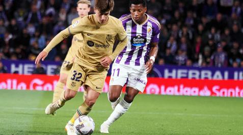 Valladolid - Barcelona Pablo Torres conduce el cuero ante la presión del vallisoletano Gonzalo Plata