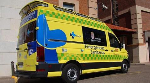 AMBULANCIA-BURGOS Los bomberos lograron rescatar al joven que fue trasladado al hospital universitario de Burgos