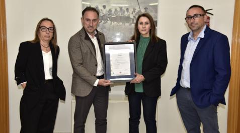 De izda a dcha, Gemma Lizaldre, responsable de implantación del certificado BRC Packaging V6; Michel Lumbreras, director de AENOR; y Ana María Jarauta y Miguel Ángel Jarauta, socios de Gráficas J. Marín, en el acto de entrega del certificado. De izda a dcha, Gemma Lizaldre, responsable de implantación del certificado BRC Packaging V6; Michel Lumbreras, director de AENOR; y Ana María Jarauta y Miguel Ángel Jarauta, socios de Gráficas J. Marín, en el acto de entrega del certificado.