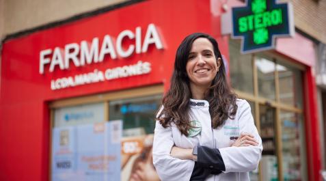 María Gironés Navarlaz posa junto a su farmacia en el barrio de Iturrama de Pamplona María Gironés Navarlaz posa junto a su farmacia en el barrio de Iturrama de Pamplona