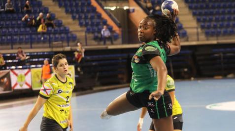 Lyndie Tchaptchet lanza a portería durante el encuentro