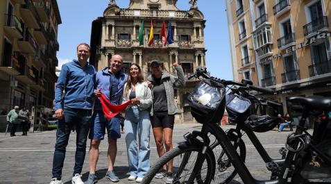La pareja de holandeses y los novios en la plaza consistorial Kees de Groot, nada más llegar a Pamplona, sostiene un pañuelico rojo flanqueado por su sobrino Henk Martens y Patricia Ubago Senosiáin, que se casan este sábado. En el extremo, Marjan de Wit, la otra protagonista de esta historia a pedales.