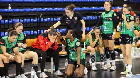 Las jugadoras del Gurpea se lamentan tras la derrota