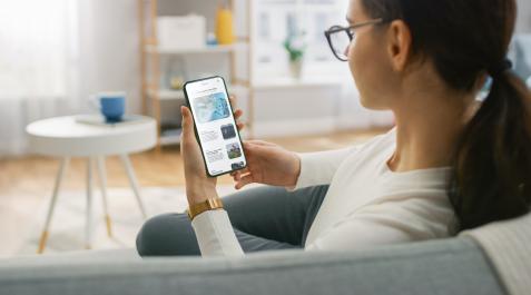 Una mujer consulta las noticias en su teléfono móvil Una mujer consulta las noticias en su teléfono móvil