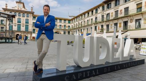 Toquero posa en la plaza de los Fueros junto al cartel de Tudela que ha instalado el Ayuntamiento Toquero posa en la plaza de los Fueros junto al cartel de Tudela que ha instalado el Ayuntamiento
