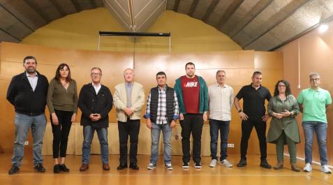 DONA A la izda., Antón Zubasti (presidente de Adona) y Teresa Sanchidrián (delegada de la asociación en Castejón), con los donantes de la localidad que fueron reconocidos.