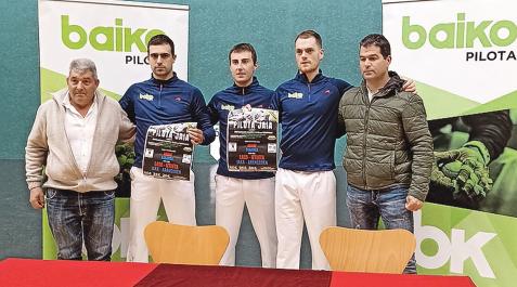 Fiesta de la pelota Los pelotaris Agirre, Bakaikoa y Laso, en la presentación