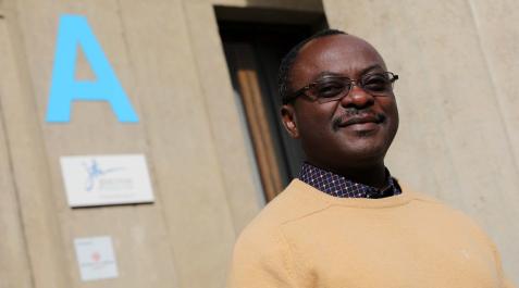 El médico jesuita Guy Rodrigue Guy Rodrigue, con el edificio del colegio San Ignacio de los Jesuitas a sus espaldas. Aquí ha vivido el mes que ha permanecido en Pamplona