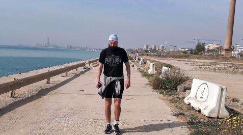 asdf El vecino de Tudela Gabe Abrahams, durante su caminata a lo largo de la costa barcelonesa