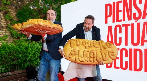 UPN en Tudela Javier Esparza y Alejandro Toquero sujetan dos panes enormes en el último acto de campaña de UPN en Tudela