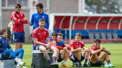 A_ J. (37588761) BUEN AMBIENTE. Caras alegres en la plantilla de Osasuna tras el importante triunfo contra el Athletic.