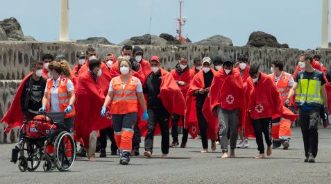 El buque de Salvamento Marítimo Salvamar Al Nair rescató este viernes a 40 personas de origen magrebí El buque de Salvamento Marítimo Salvamar Al Nair rescató este viernes a 40 personas de origen magrebí
