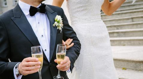 boda-novios Unos novios brindan con champán el día de su boda