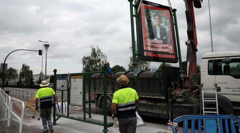 Chivite Un anuncio de María Chivite, suspendido en el aire durante el desmontaje de una marquesina en Cordovilla
