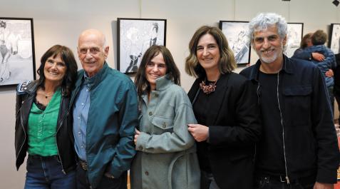 Carlos Ciganda, junto a sus hijas Mercedes, Carolina y Adriana y su hijo Carlos, en la inauguración de la exposición Torpedeando en la galería Michel Menéndez Carlos Ciganda, junto a sus hijas Mercedes, Carolina y Adriana y su hijo Carlos, en la inauguración de la exposición Torpedeando en la galería Michel Menéndez