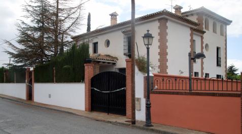 las gabias granada La Guardia Civil ha abierto una investigación a raíz del hallazgo este sábado de los cuerpos sin vida de una mujer de 38 años, embarazada, y de su hijo de 3 años en un chalé del término municipal de Las Gabias (Granada)