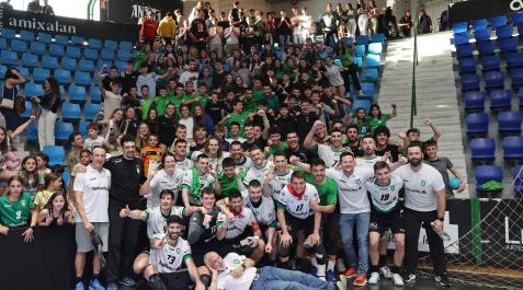 Los jugadores y el cuerpo técnico del Helvetia Anaitasuna celebran con la afición la salvación del equipo