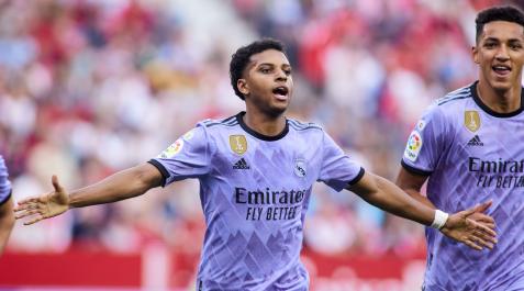 Rodrygo celebra uno de sus dos goles ante el Sevilla que han permitido remontar al Real Madrid
