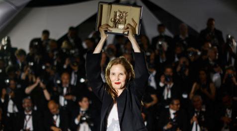 Justine-Triet-cannes La cineasta francesa Justine Triet levanta la Palma de Oro de la 76 edición del Festival de Cannes que ha obtenido por su película 'Anatomía de una caída (Anatomie d'une chute)'