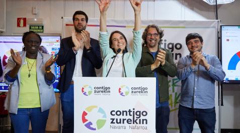 Begoña Alfaro, con los brazos en alto, celebra los resultados en los comicios este domingo