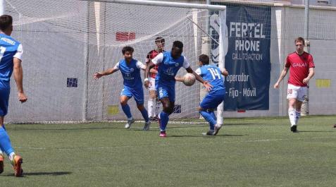 Los jugadores de El Palo celebran el gol de Javi López ante Monreal y Ciáurriz, defensas del Subiza