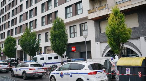 apartahotel-vitoria Coches de la Ertzaintza frente al apartahotel donde se encontrado el cadáver de una mujer, de 32 años y natural de Vitoria, embarazada de gemelos